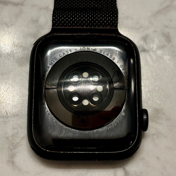 Apple Watch Series 6 44MM GPS/Cellular with Carbon fiber band - Black - Picture 4 of 4